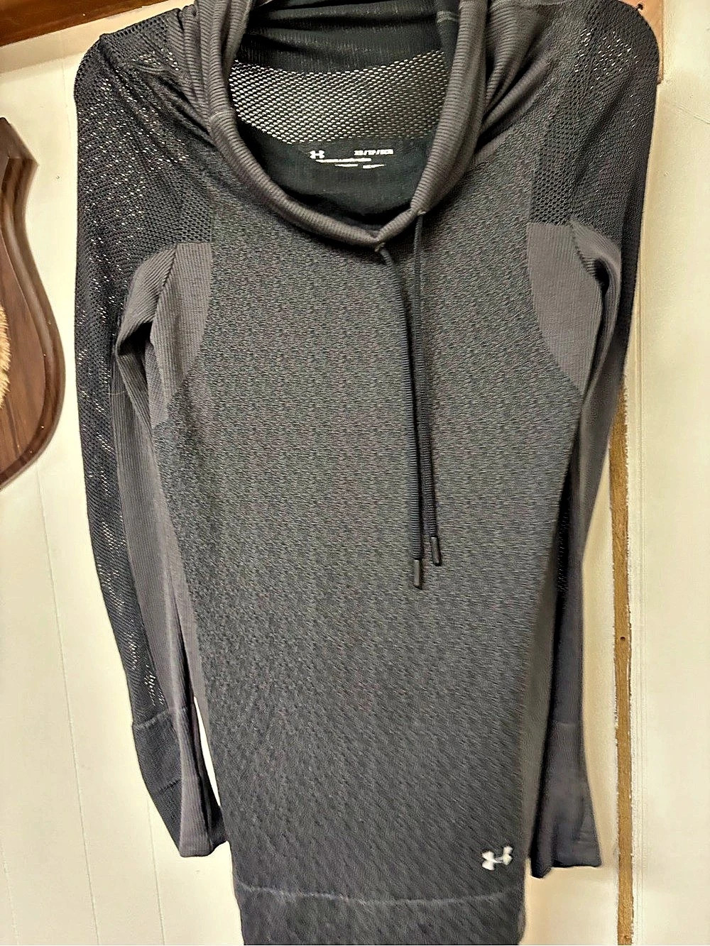 Under Armour HeatGear Mesh Panel in Black & Gray Size XS Like New